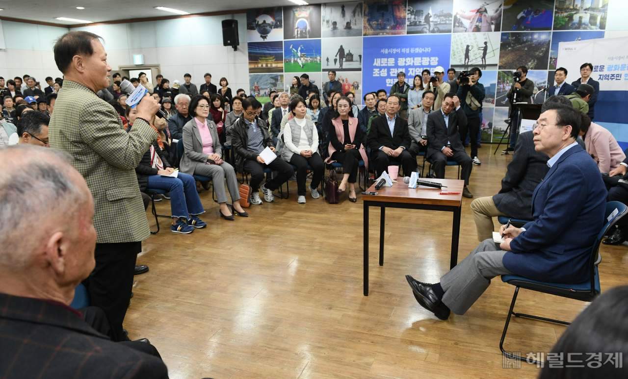 박원순 시장이 3일 종로구청 강당에서 열린 광화문광장 조성 관련 지역주민 현장토론회에서 주민 의견을 듣고 있다. [서울시 제공]