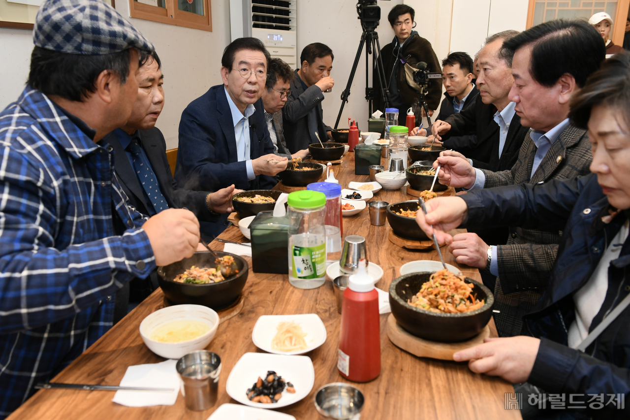 박원순 시장이 3일 종로구 청운효자동 대표 주민들과 오찬을 함께 하며 대화를 나누고 있다. [서울시 제공]