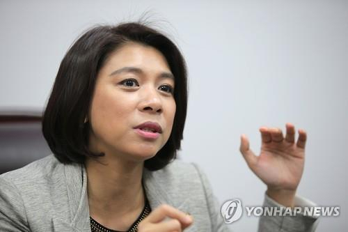19대 국회 당시 자유한국당의 전신 새누리당에서 활동한 이자스민 전 의원이 정의당으로 당적을 옮긴 것으로 알려졌다. 1일 정치권에 따르면 이 전 의원은 최근 정의당 심상정 대표와 만나 정의당 내에서의 활동 가능성 등을 타진한 뒤 입당한 것으로 전해졌다. 연합뉴스