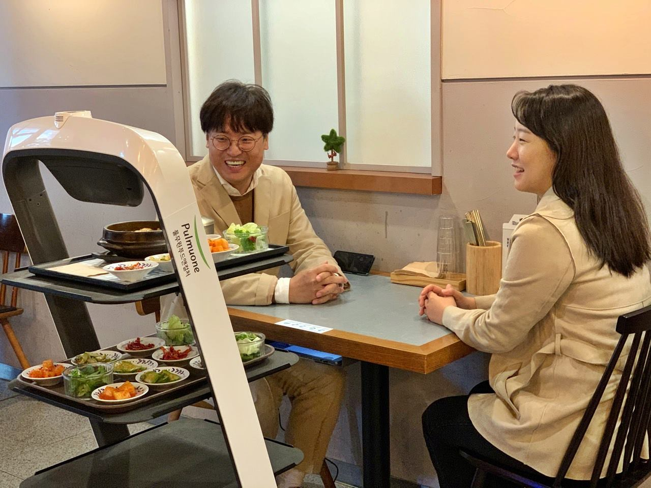찬장 판교라스트리트점에서 고객들이 서빙로봇 딜리의 서비스를 받아보고 있다. [풀무원푸드앤컬처 제공]