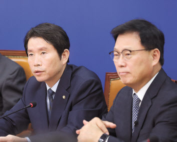 더불어민주당 이인영 원내대표가 4일 오전 서울 여의도 국회 당 대표 회의실에서 열린 최고위원회의에서 발언하고 있다. [연합]