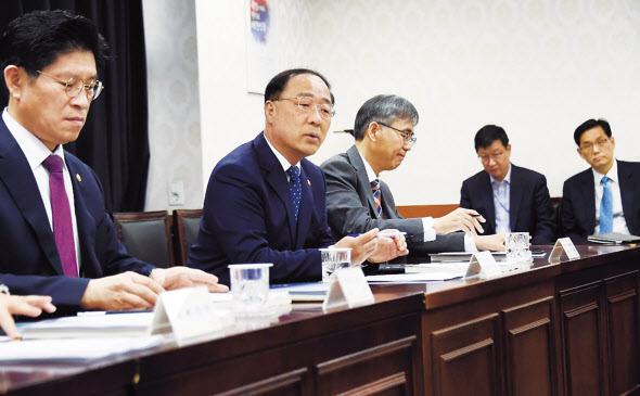 우리경제가 저성장·저물가·저금리의 3저(低) 수렁에 빠져들고 있는 가운데 보다 과감한 정책 전환으로 이를 극복할 경제정책 컨트롤타워의 재건과 추진력이 요구되고 있다. 홍남기 부총리 겸 기획재정부 장관이 지난달 31일 정부서울청사에서 일본 수출규제관련 관계장관회의를 주재하고 있다. [기획재정부 제공]