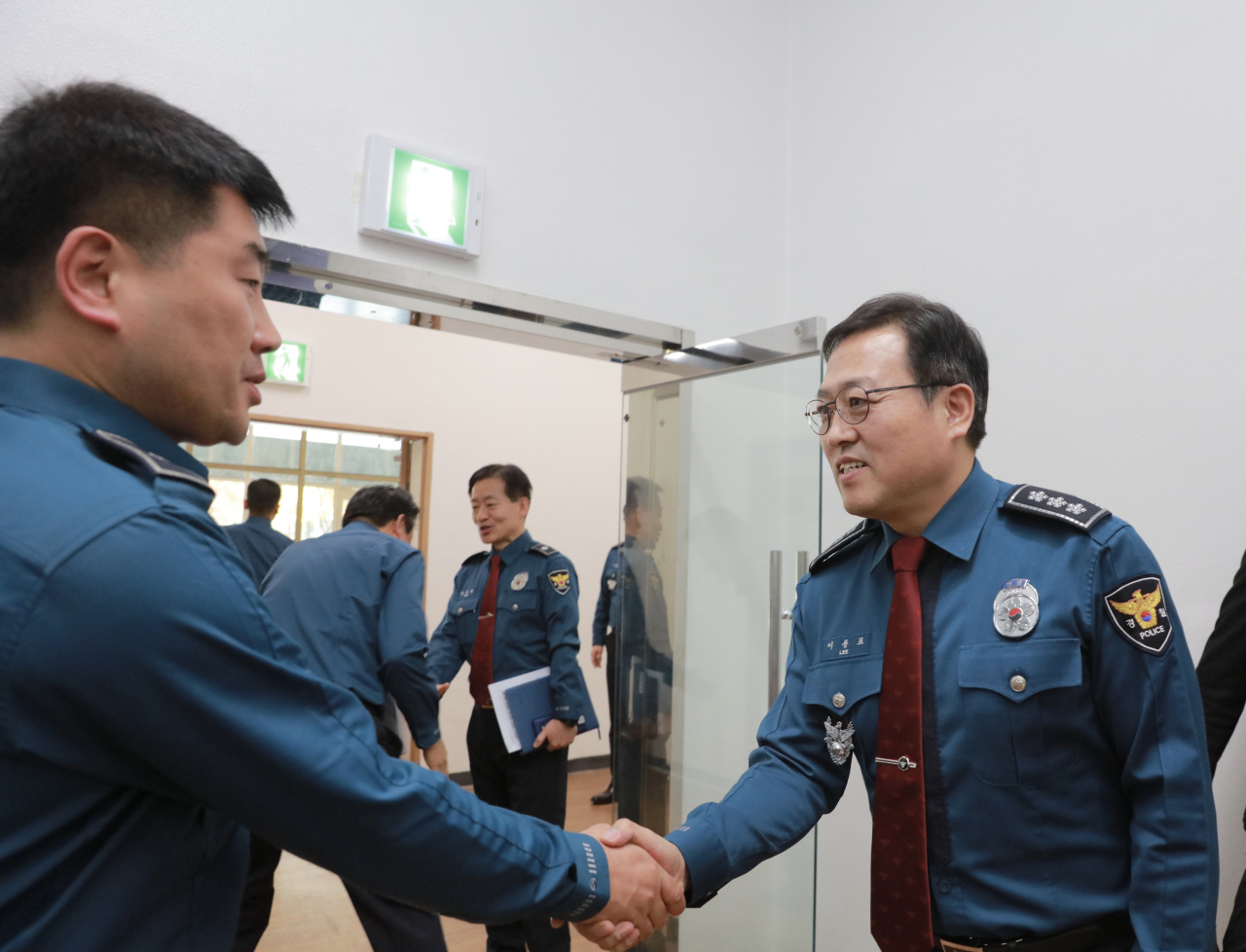 이용표 서울지방경찰청장이 4일 오후 신당동 소재 기동본부를 방문해 직원들을 격려하고 있다. [사진=서울지방경찰청]
