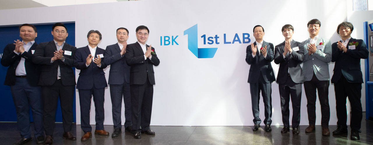 서울 중구 IBK파이낸스타워에서 지난달 25일 열린 기업은행 디지털 혁신랩 ‘IBK 1st Lab’ 출범식에서 손병두 금융위원회 부위원장(왼쪽 다섯번째부터), 김도진 기업은행장, 정유신 핀테크지원센터 이사장(오른쪽) 등 참석자들이 기념촬영을 하고 있다. [연합]