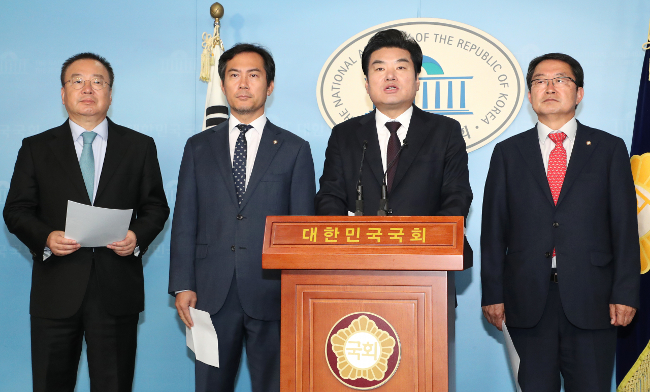 원유철 자유한국당 북핵외교안보특위 위원장과 위원들이 4일 오후 국회 정론관에서 문재인 정부 안보실정과 관련해 성명서를 발표하고 있다. 왼쪽부터 강효상, 김영우, 원유철, 백승주 의원. [연합]