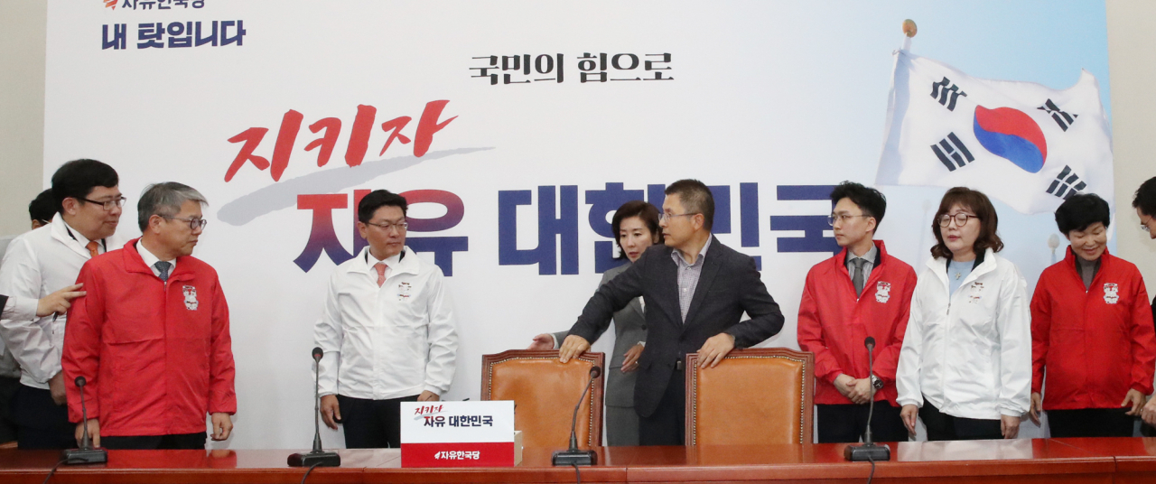 자유한국당 황교안 대표와 나경원 원내대표가 지난달 31일 국회에서 열린 '제1차 영입인재 환영식'에서 참석해 있다. 왼쪽부터 윤창현 서울시립대 경영학부 교수, 김용하 순천향대 IT금융학과 교수, 김성원 전 두산중공업 부사장, 나 원내대표, 황 대표, 백경훈 청사진 공동대표, 양금희 여성유권자연맹회장, 이진숙 전 대전MBC 사장. [연합]