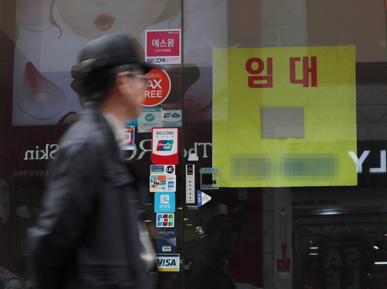 [사진=서울 중구 명동 건물에 임대 안내문이 붙어있다. 한국은행은 올해 3분기 실질 국내총생산(GDP)이 전분기보다 0.4% 증가했다고 24일 밝혔다. 이로써 올해 연간 성장률은 2%에 못 미칠 것이라는 전망이 나오고 있다. 연합뉴스 제공]