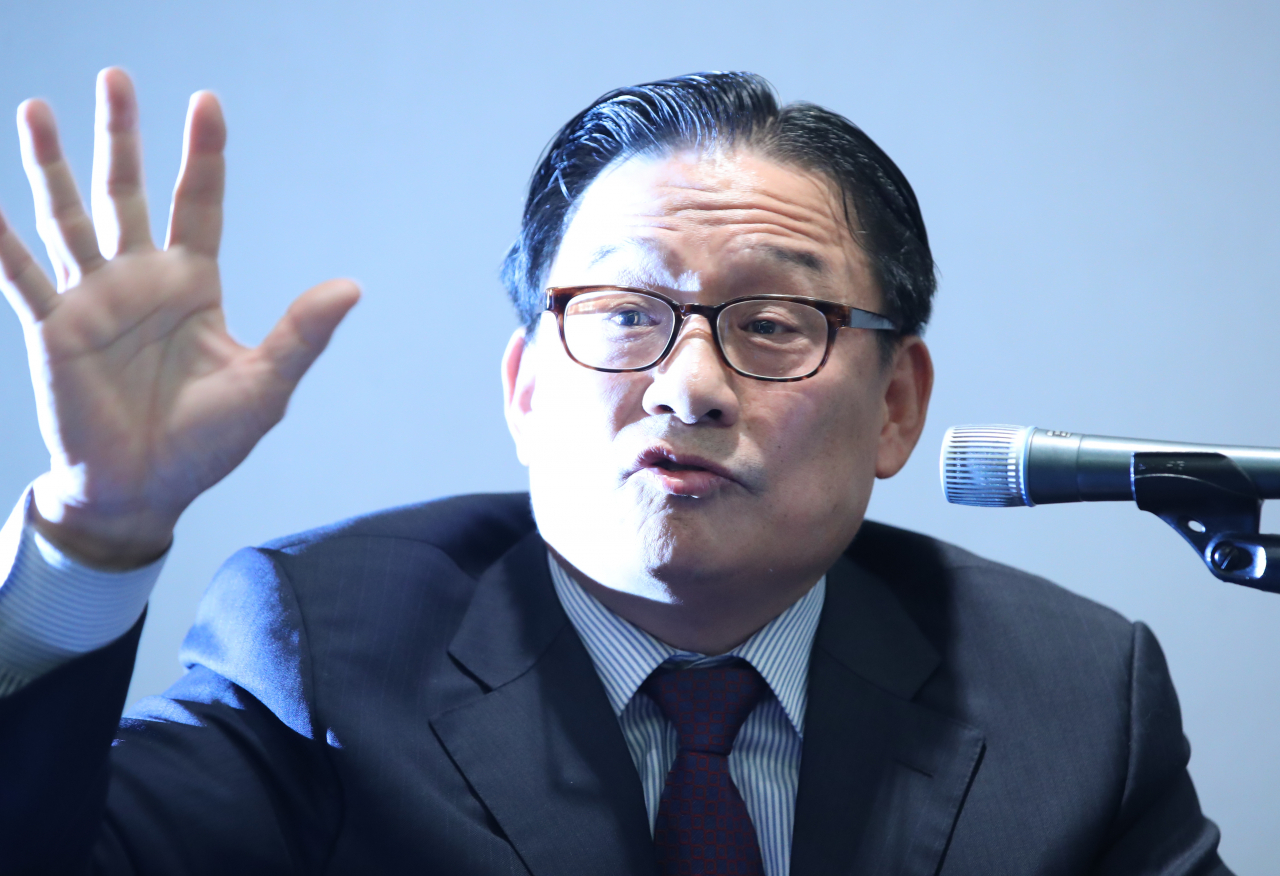 박찬주 전 육군대장이 4일 오전 서울 여의도 63빌딩에서 기자회견을 열고 자유한국당의 영입 추진 보류와 관련, '공관병 갑질' 논란 등에 대해 해명하고 있다. [연합]