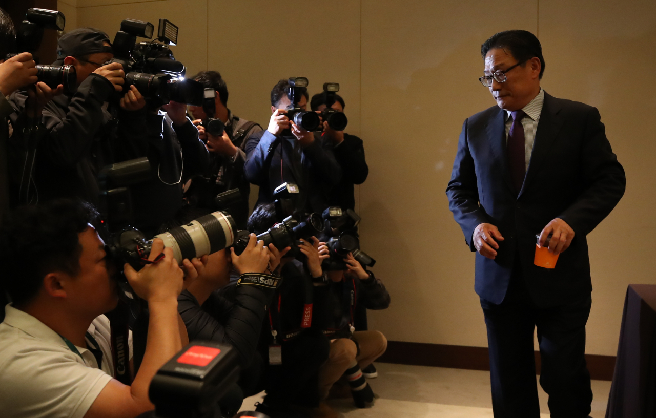 박찬주 전 육군대장이 4일 오전 서울 여의도 63빌딩에서 정치활동 계획과 '공관병 갑질' 등에 대한 입장을 밝힌 뒤 기지간담회장을 나가고 있다. [연합]