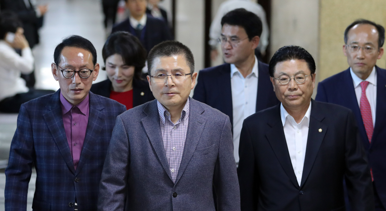 황교안 자유한국당 대표가 지난 4일 오후 국회에서 열린 총선기획단 임명장 수여삭에 참석하고 있다. [연합]