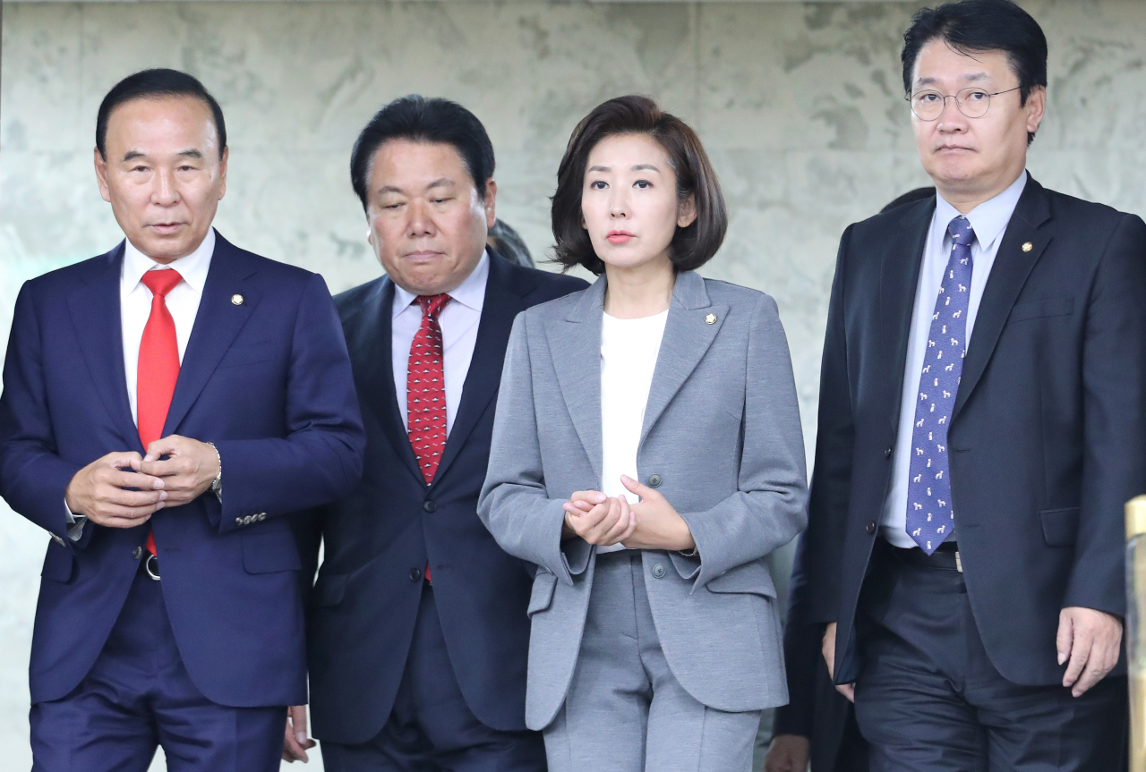 나경원 자유한국당 원내대표(왼쪽 세번째)가 지난 1일 오전 국회에서 열린 원내대책회의에 참석하고 있다. [연합]