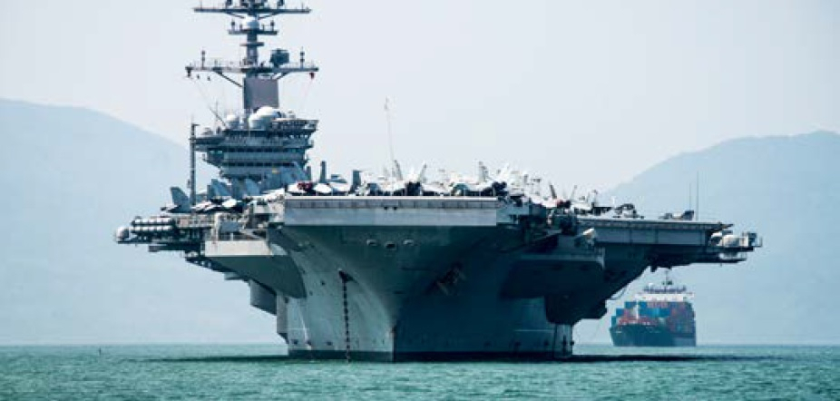 미국 국무부는 중국이 주도한 역내포괄적경제동반자협정(RCEP)이 타결된 4일(현지시간) 인도태평양 지역 관여를 강조한 보고서를 공개했다. 보고서에 실린 미 니미츠급 항공모함 칼빈슨함(CVN70)이 작년 4월 베트남전 종전 이후 43년 만에 처음으로 베트남 다낭에 입항하는 모습. [헤럴드DB]