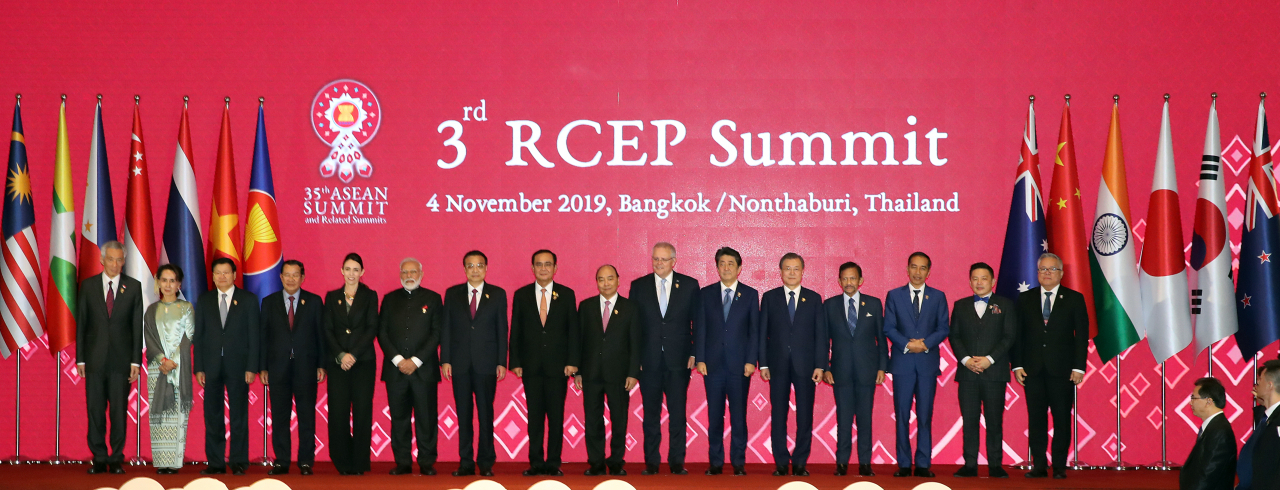 문재인 대통령이 4일(현지시간) 방콕 IMPACT 포럼에서 열린 역내포괄적경제동반자협정(RCEP)에서 아베 일본 총리 등과 기념촬영을 하고 있다. [연합]