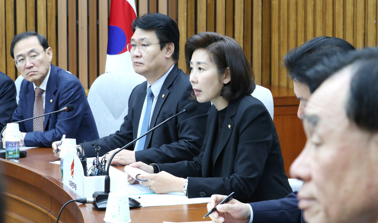 나경원 자유한국당 원내대표(가운데)가 5일 오전 국회에서 열린 원내대책회의에서 발언하고 있다. [연합]