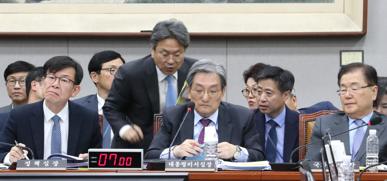 노영민 대통령 비서실장(가운데)이 1일 오후 열린 국회 운영위원회의 대통령비서실, 국가안보실, 대통령경호처 등의 국정감사에서 자유한국당 나경원 원내대표의 질의를 경청하던 중 강기정 정무수석(뒤쪽)에게 자료를 받고 있다. [연합]