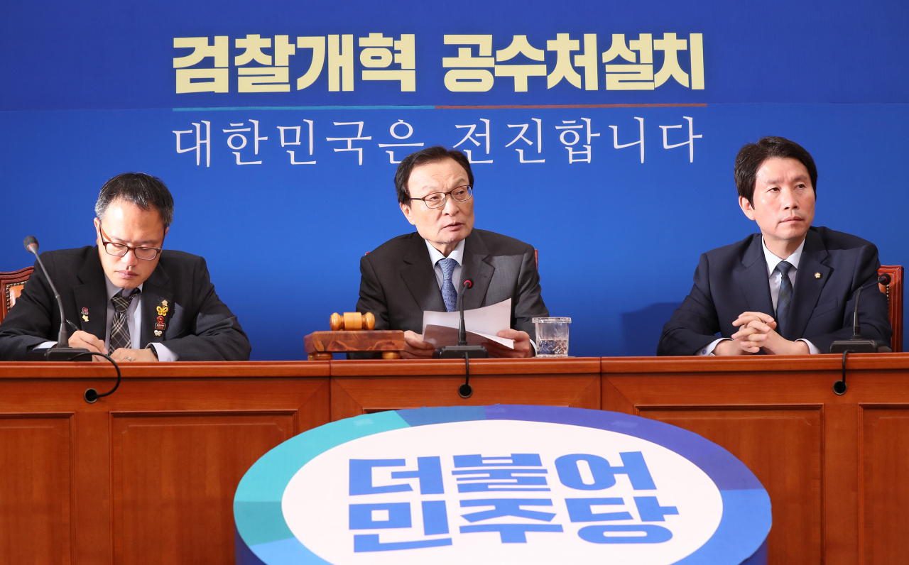 더불어민주당 이해찬 대표가 4일 오전 서울 여의도 국회 당 대표 회의실에서 열린 최고위원회의에서 발언하고 있다. 연합뉴스
