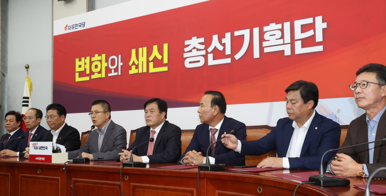 자유한국당 황교안 대표가 4일 오후 국회에서 열린 총선기획단 1차회의에서 발언하고 있다. [연합]
