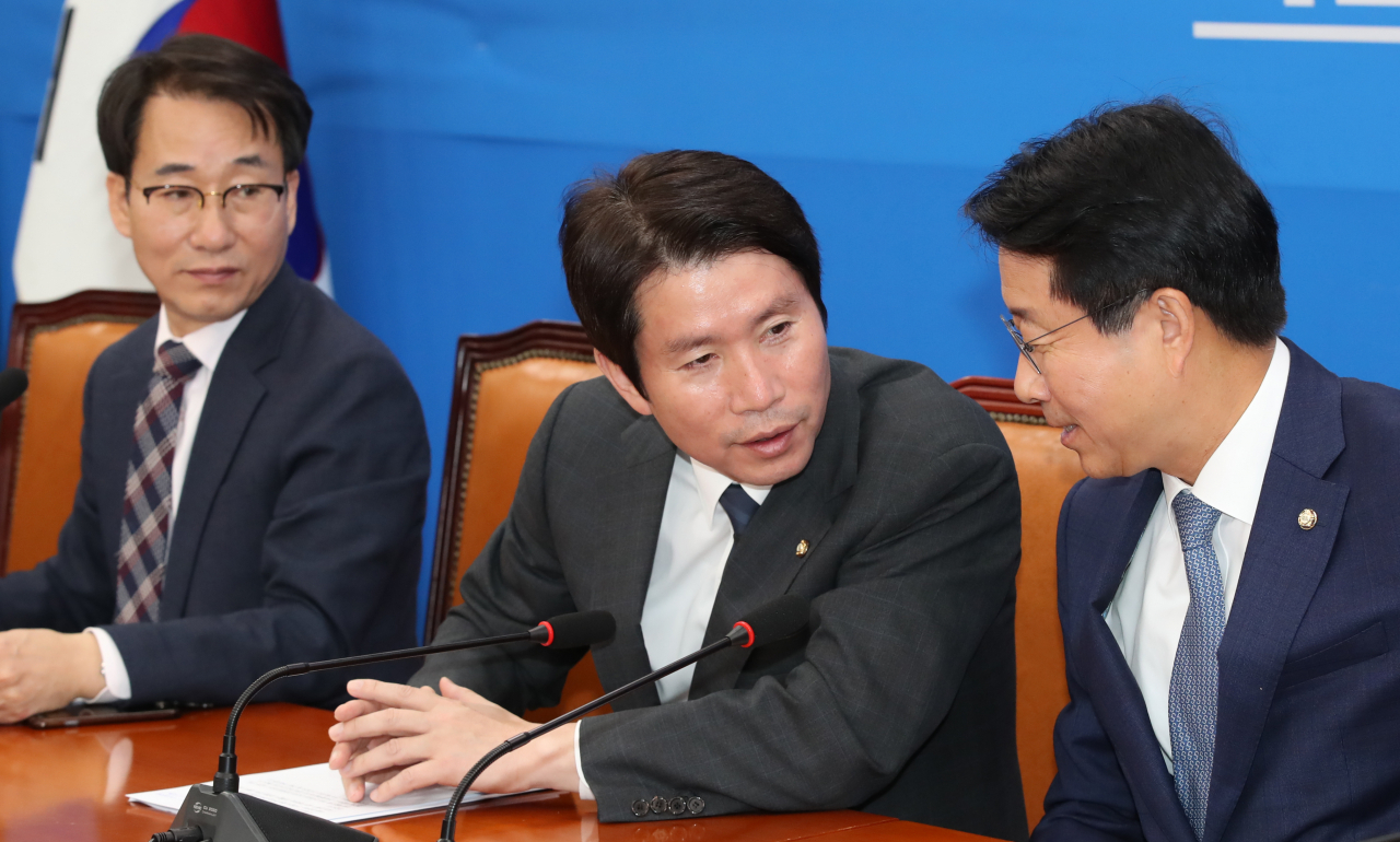 더불어민주당 이인영 원내대표가 5일 국회에서 열린 원내대책회의에서 조정식 정책위의장과 이야기를 나누고 있다. 연합뉴스