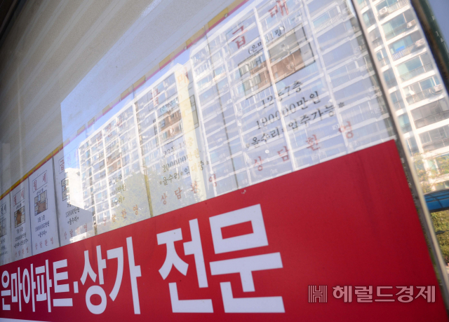 정부가 6일 민간택지 분양가상한제 적용 지역을 지정하기로 한 가운데, 최근 2년 간 자치구별 매매가 상승률은 분당구가 24.36%로 전국에서 가장 높았다. 사진은 정부가 규제의 대상으로 삼고 있는 강남 재건축 단지 가운데 대표 단지로 꼽히는 은마아파트 내 한 부동산 중개업소 사진. 이상섭 기자/babtong@heraldcorp.com