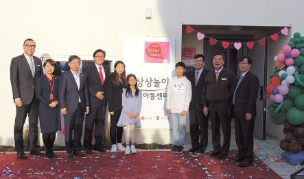 (왼쪽에서 4번째)정태영 세이브더칠드런 사무총장, (왼쪽에서 8번째) 민명기 롯데제과 대표이사, (9번째)가세로 태안군수. [롯데제과 제공]