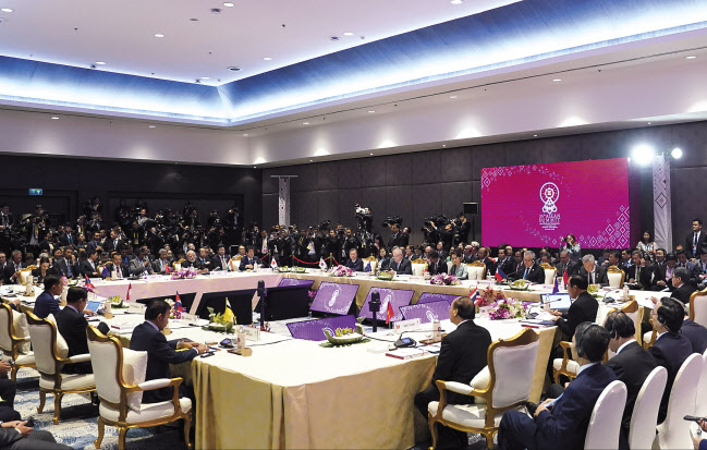 문재인 대통령이 4일 방콕 임팩트 포럼에서 열린 역내포괄적경제동반자협정에 참석하고 있다. [연합]