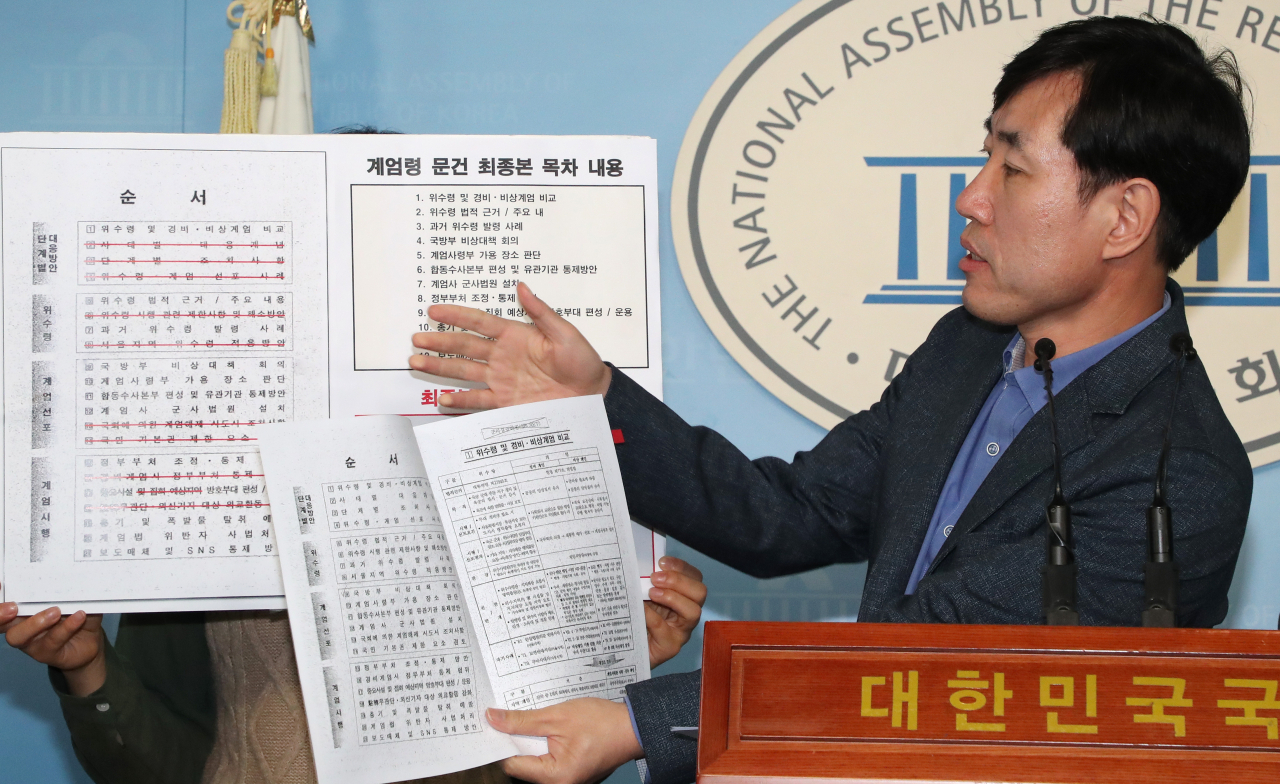 하태경 바른미래당 의원이 5일 오전 국회 정론관에서 지난해 청와대가 공개한 계엄령 문건은 가짜라고 주장하며 최종본 공개를 촉구하는 기자회견을 하고 있다. [연합]