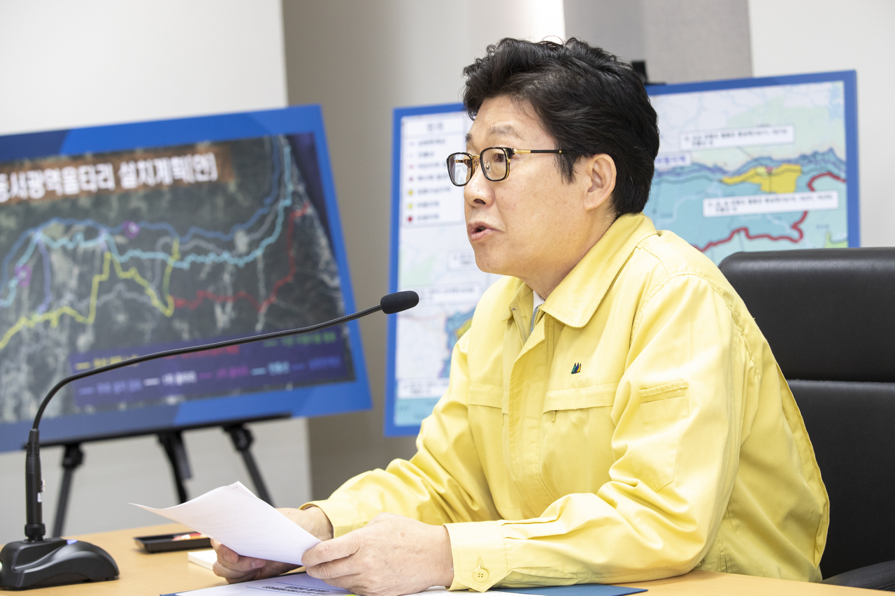 조명래 환경부 장관이 5일 오전 서울 중구 서울스퀘어 상황실에서 열린 멧돼지 아프리카돼지열병 상황점검회의(영상회의)에 참석해, 기관별 긴급대책 추진상황과 계획을 보고 받고 “현장 여건을 세심히 살피고 대책을 빈틈없이 이행하는게 중요하다”며 모든 역량과 자원을 결집해 아프리카돼지열병 대응에 최선을 다해 줄 것을 당부하고 있다. [환경부 제공]