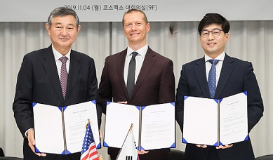 코스맥스가 지난 4일 경기도 성남시 판교동 코스맥스R&I센터에서 뉴스킨과 신제품 개발과 업무협약을 체결했다. 왼쪽부터 이경수 코스맥스 회장, 케빈 풀러 뉴스킨엔터프라이즈 제품 및 브랜드 수석부사장, 조지훈 뉴스킨코리아 대표.
