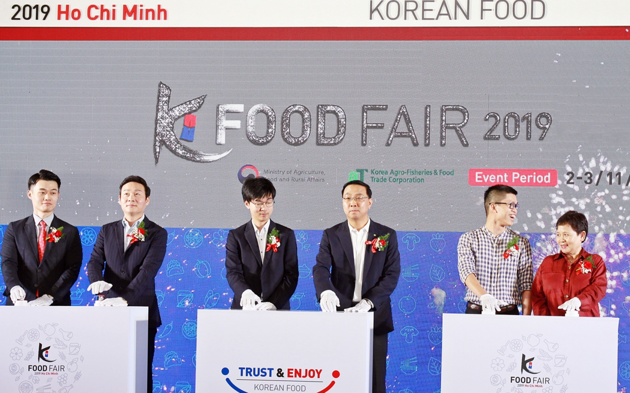 신현곤 aT 식품수출이사(왼쪽에서 네번째)와 양국 주요인사들이 참석한 가운데 열린 '2019 호치민 K-Food Fair' 개막식 [aT 제공]