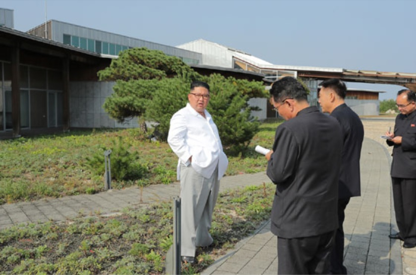 북한이 금강산관광 남측 시설 철구를 요구하면서 남북 당국간 실무회담도 거부하고 있는 가운데 전문가들은 정부가 원칙과 명분에 입각해 대응해야한다고 제언했다. 김정은 북한 국무위원장이 지난달 금강산관광지구를 시찰하는 모습. [헤럴드DB]