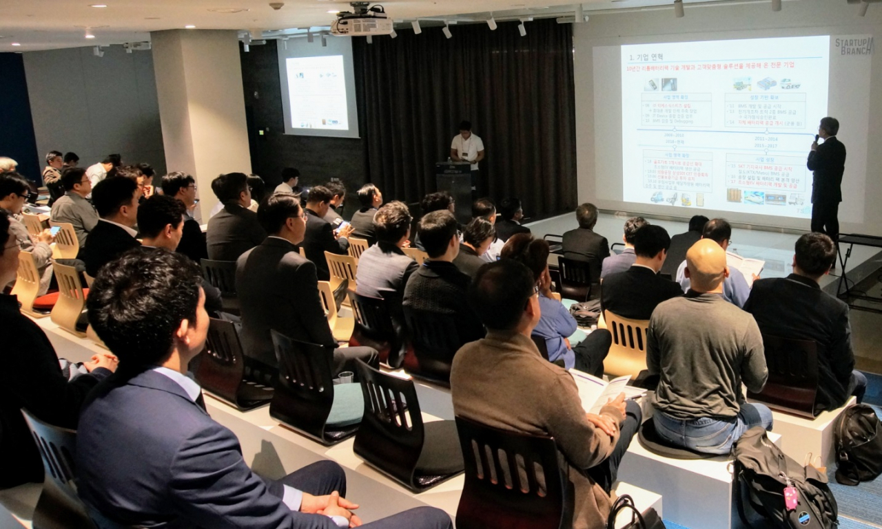 신용보증기금이 5일 서울 강남구 코엑스 스타트업 브랜치에서 개최한 ‘2019년 신보 투자기업 IR’ 행사에서 참가기업이 IR피칭을 하고 있다.