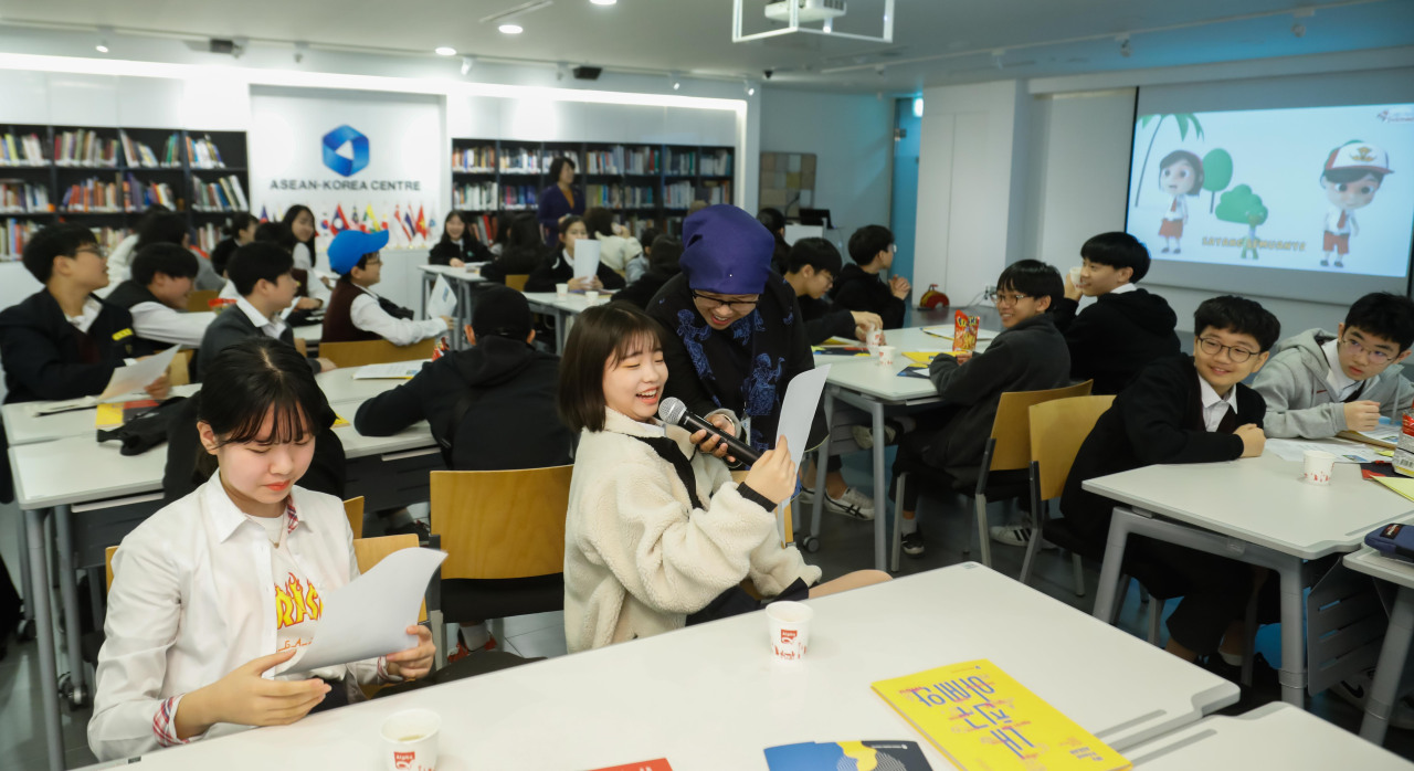 신동중학교 학생들이 아세안 스쿨투어 프로그램에 참가하고 있다
