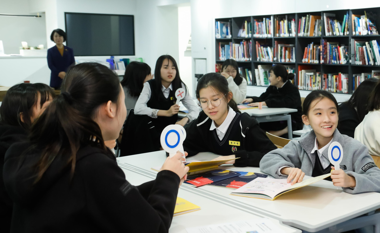 신동중학교 학생들이 아세안 스쿨투어 프로그램에 참가하고 있다