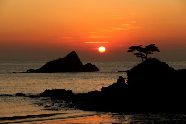 충남 태안군이 학암포해수욕장을 관광명소로 만들겠다며 일제강점기 당시 창씨 개명한 이름으로 친일작품 활동을 한 미당 서정주의 시비 건립을 추진해 주민들 사이에 반발이 일고 있다. 사진은 학암포해수욕장의 일몰 모습. [연합]