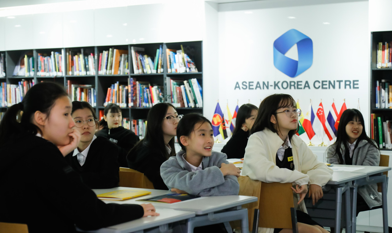 신동중학교 학생들이 한국과 아세안의 관계에 대한 설명을 듣고있다.