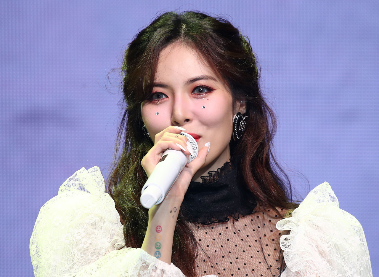 HyunA and Dawn seated together at the November 5 2019 press showcase for the simultaneous release of Flower Shower and Money under P NATION