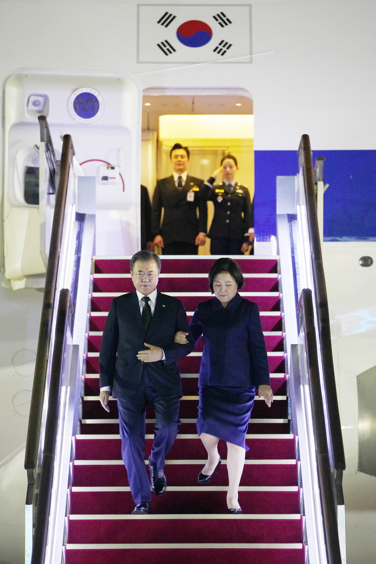 아세안 관련 정상회의 일정을 마친 문재인 대통령과 김정숙 여사가 5일 오후 서울공항에 도착한 공군1호기에서 내리고 있다. 연합뉴스