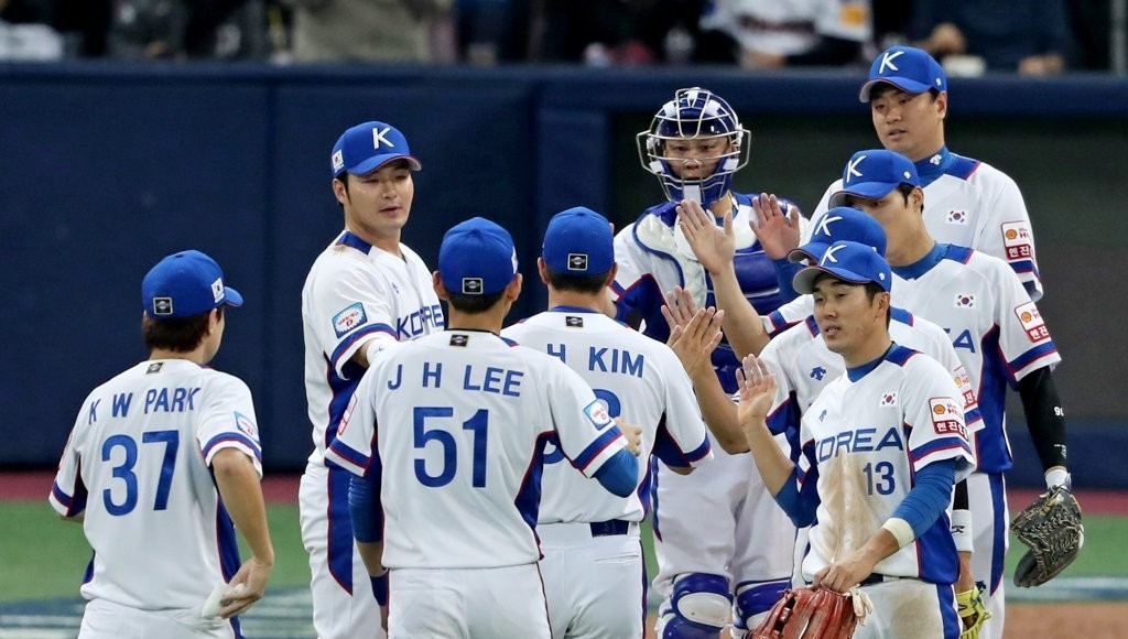 South Korean players celebrate their victory over Puerto Rico in an exhibition baseball game held on Nov. 1, 2019. (Yonhap)