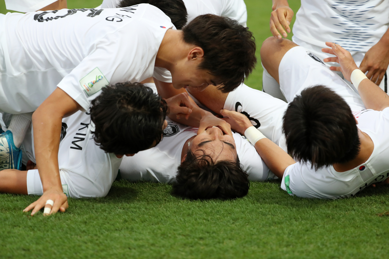5일 오후(현지시간) 브라질 에스타지우 올림피쿠 고이아니아 경기장에서 열린 'FIFA U-17 월드컵' 대한민국 대 앙골라 16강전. 최민서가 선제골을 넣은 후 동료들과 함께 기뻐하고 있다. [연합]
