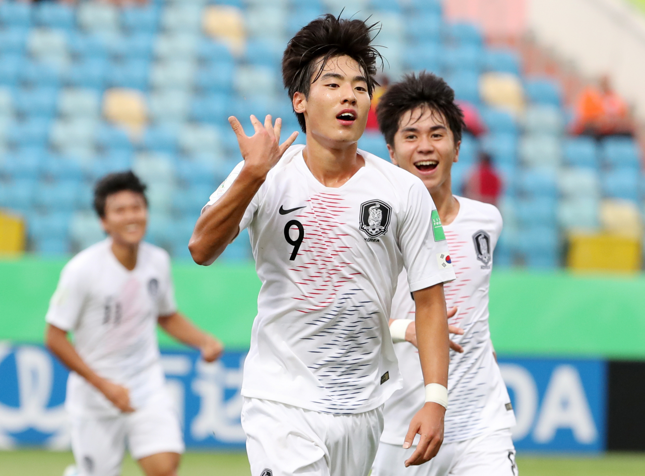 5일 오후(현지시간) 브라질 에스타지우 올림피쿠 고이아니아 경기장에서 열린 'FIFA U-17 월드컵' 대한민국 대 앙골라 16강전. 최민서가 선제골을 넣은 후 기뻐하고 있다. [연합]