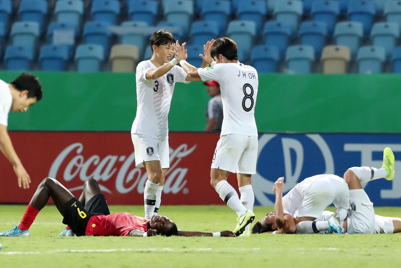 5일 오후(현지시간) 브라질 에스타지우 올림피쿠 고이아니아 경기장에서 열린 'FIFA U-17 월드컵' 대한민국 대 앙골라 16강전. 1 대 0으로 승리하며 8강 진출을 확정 지은 후 대한민국 선수들이 기뻐하고 있다. [연합]