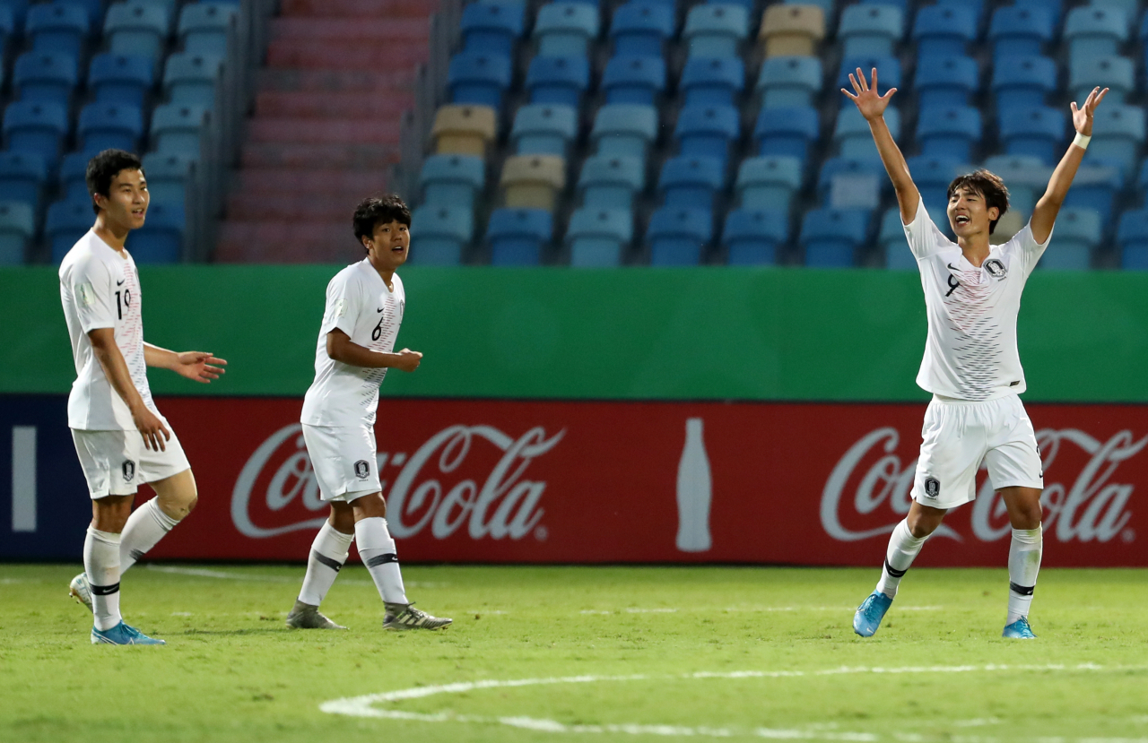 5일 오후(현지시간) 브라질 에스타지우 올림피쿠 고이아니아 경기장에서 열린 'FIFA U-17 월드컵' 대한민국 대 앙골라 16강전. 1 대 0 대한민국의 승리로 경기가 끝나자 최민서가 두 팔을 펴 기뻐하고 있다. [연합]