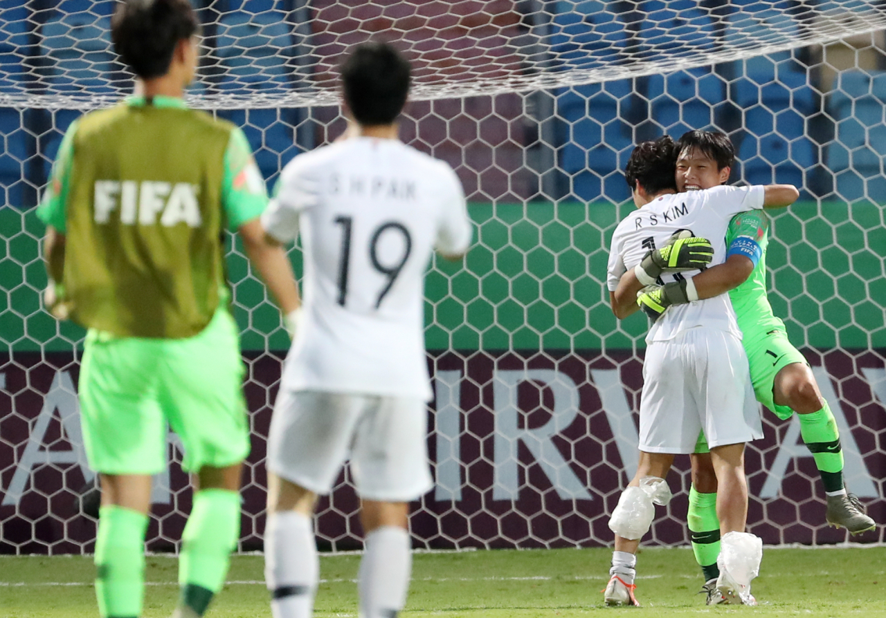 5일 오후(현지시간) 브라질 에스타지우 올림피쿠 고이아니아 경기장에서 열린 'FIFA U-17 월드컵' 대한민국 대 앙골라 16강전. 1 대 0으로 승리하며 8강 진출을 확정 지은 후 대한민국 선수들이 기뻐하고 있다. [연합]
