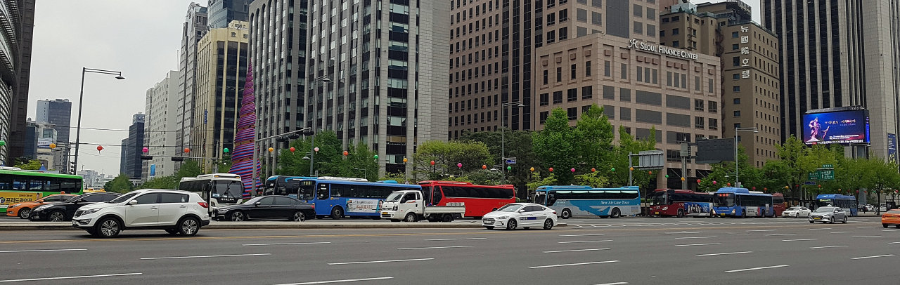 외국인 관광버스 주차 행렬로 인해 일부 차량은 버스정류장까지 침범했다. 최원혁기자/choigo@heraldcorp.com