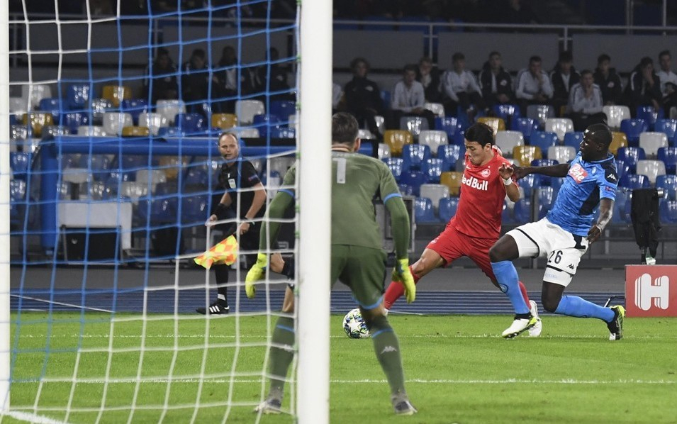 잘츠부르크의 황희찬이 6일(한국시간) 열린 2019-2020 유럽축구연맹 챔피언스리그 조별리그 경기에서 나폴리의 칼리두 쿨리발리로부터 페널티지역 안에서 파울을 얻어내고 있다. [연합]