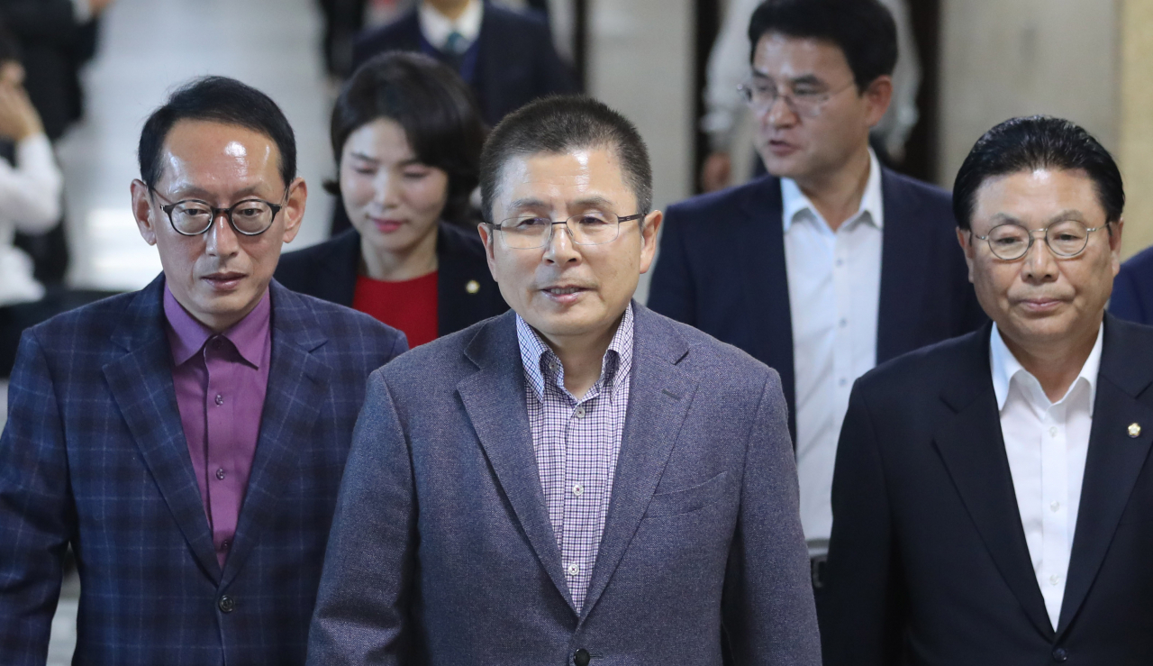황교안 자유한국당 대표가 4일 오후 국회에서 열린 총선기획단 임명장 수여식에 참석하고 있다. [연합]