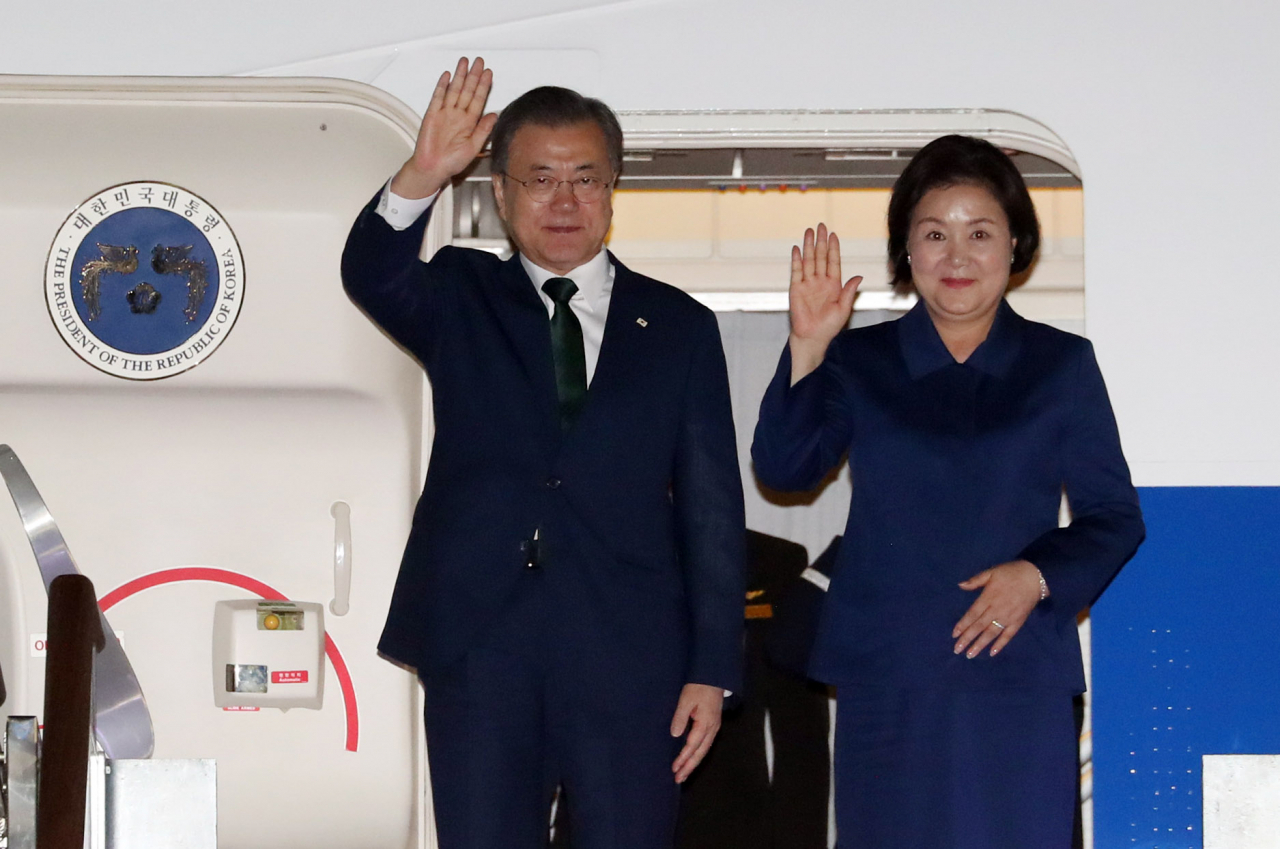 2박 3일간 태국 방문 일정을 마친 문재인 대통령과 김정숙 여사가 5일 오후 서울공항에 도착해 손을 흔들고 있다. [연합]