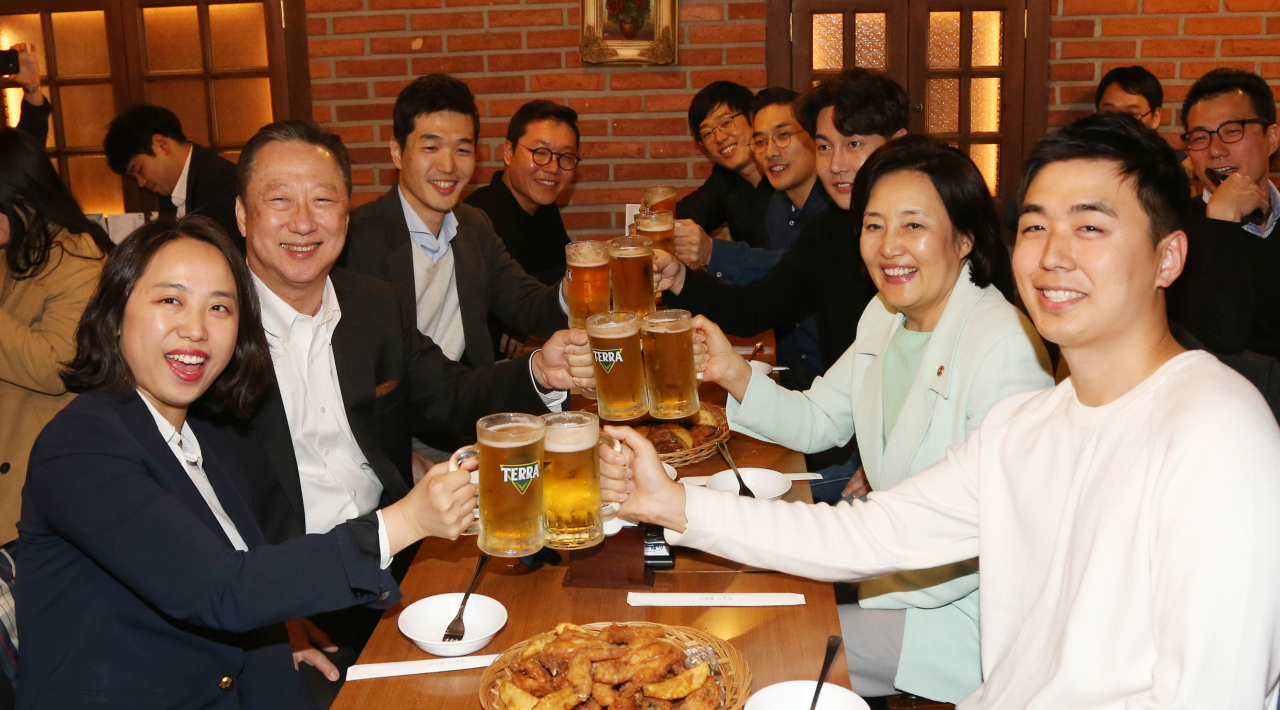 박용만 대한상공회의소 회장(왼쪽 두번째)과 박영선 중소벤처기업부 장관(오른쪽 두번째)이 지난 5일 오후 서울 종로구의 한 치킨집에서 규제 개혁 성과를 축하하기 위해 열린 치맥(치킨과 맥주) 파티에서 청년 스타트업 대표 및 참석자들과 건배를 하고 있다. 왼쪽부터 시계방향으로 이효진 8퍼센트 대표, 박 회장, 김성준 렌딧 대표, 김기웅 심플프로젝트컴퍼니 대표, 차승현 어메이징브루잉컴퍼니 이사, 황인승 클링크컴퍼니 대표, 김민웅 더스킨팩토리 대표, 박 장관, 김재연 정육각 대표. [연합]