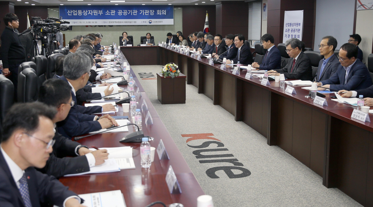 성윤모(오른쪽 줄 다섯번째) 산업통상자원부 장관이 5일 오후 소관 공공기관장 회의에서 인사말과 함께 경제활력 회복을 위한 기간별 특단의 노력을 주문하고 있다. [산업통상자원부 제공]