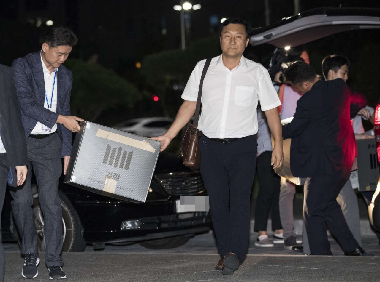 지난해 8월 군 검찰과 민간 검찰로 이뤄진 민군 합동수사단이 기무사를 압수수색하고 있다.[연합]